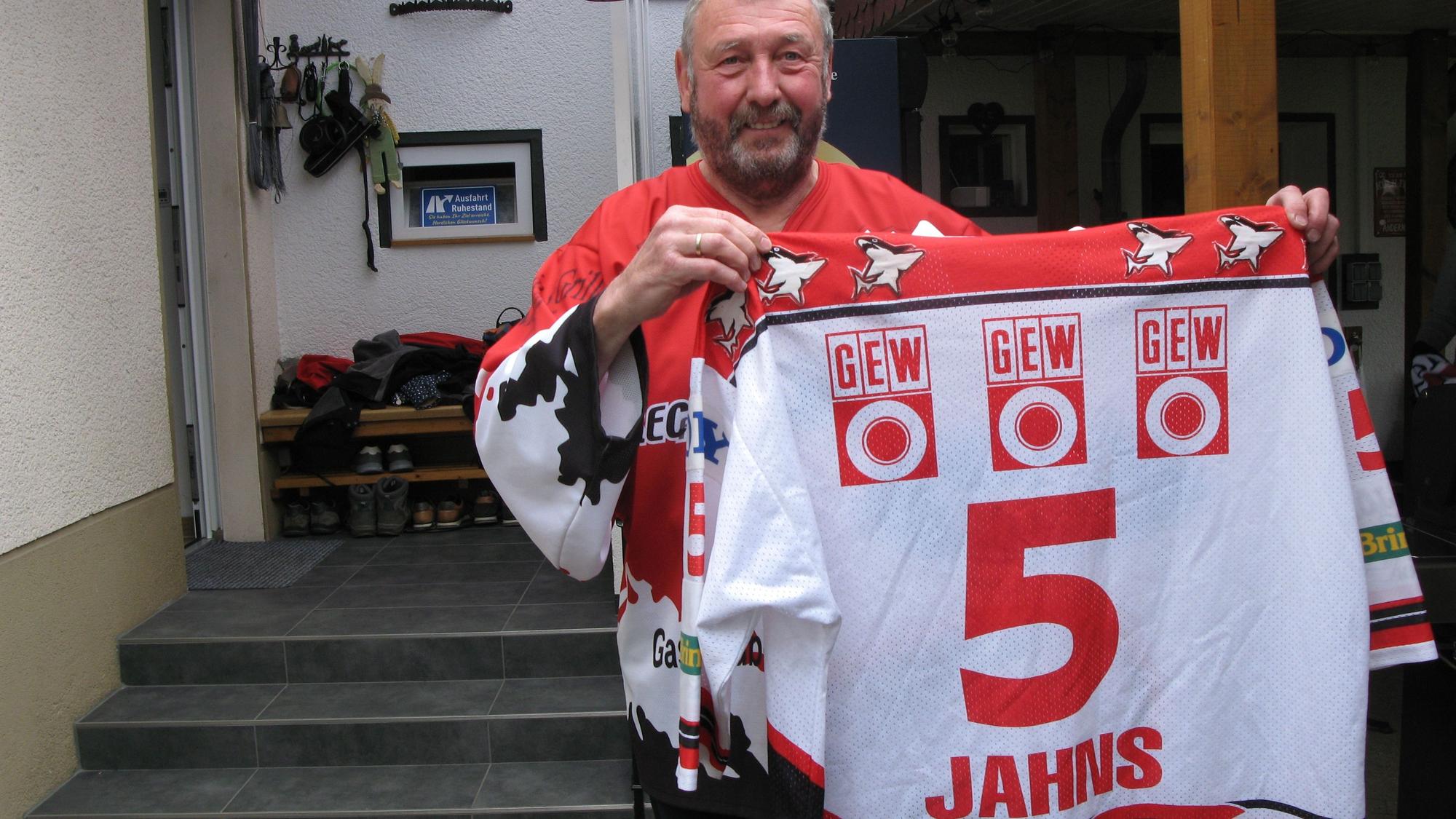 Wolfgang Vogel, genannt Wulli, mit einem Trikot des Alt-Haie-Profis Christoph Jahns.