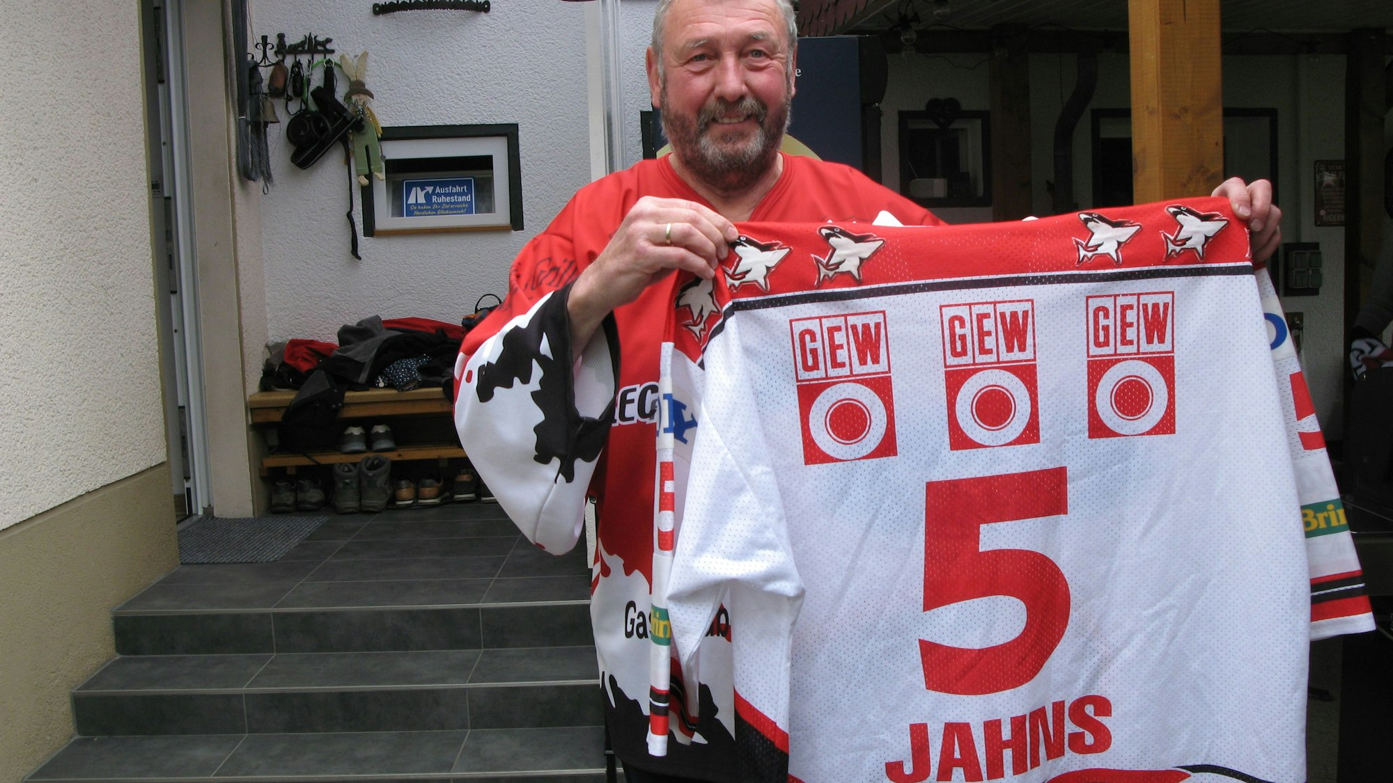 Wolfgang Vogel, genannt Wulli, mit einem Trikot des Alt-Haie-Profis Christoph Jahns.