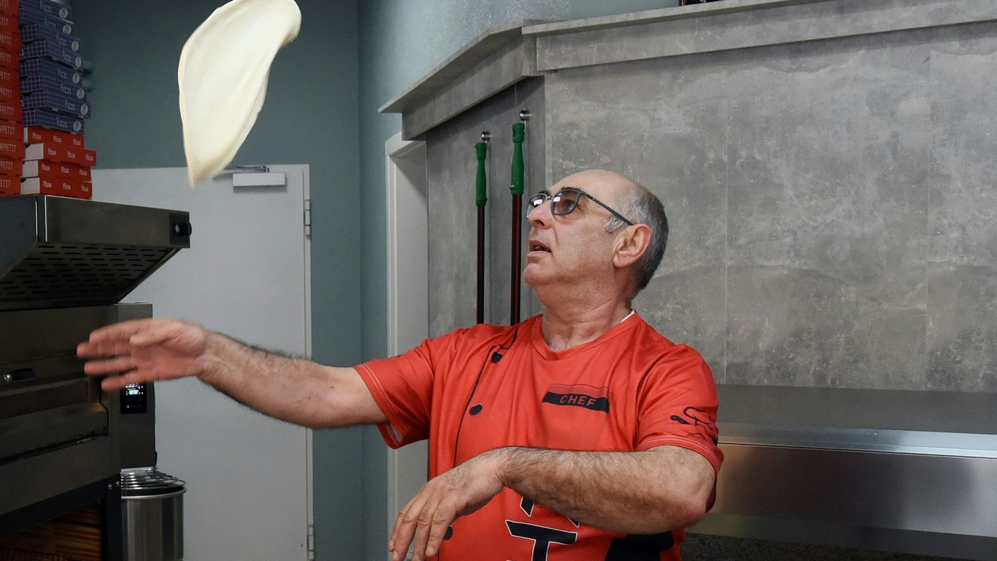 In seiner neuen Pizzeria an der Schladerner Straße mitten in Waldbröl lässt Giuseppe Piccione den Pizzateig fliegen.