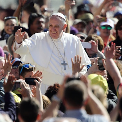 ARCHIV - 22.04.2015, Vatikan, Staat Vatikanstadt: Papst Franziskus während seiner Generalaudienz am Mittwoch auf dem Petersplatz im Vatikan. Das Oberhaupt der römisch-katholischen Kirche starb laut Vatikan am Ostermontag im Alter von 88 Jahren. Foto: Evandro Inetti/ZUMA Wire/dpa +++ dpa-Bildfunk +++