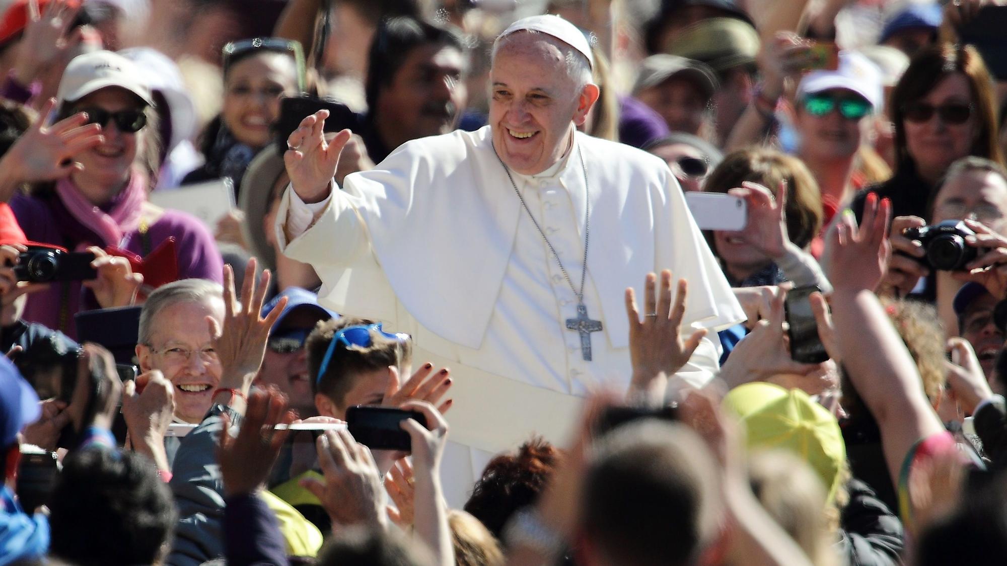 ARCHIV - 22.04.2015, Vatikan, Staat Vatikanstadt: Papst Franziskus während seiner Generalaudienz am Mittwoch auf dem Petersplatz im Vatikan. Das Oberhaupt der römisch-katholischen Kirche starb laut Vatikan am Ostermontag im Alter von 88 Jahren. Foto: Evandro Inetti/ZUMA Wire/dpa +++ dpa-Bildfunk +++