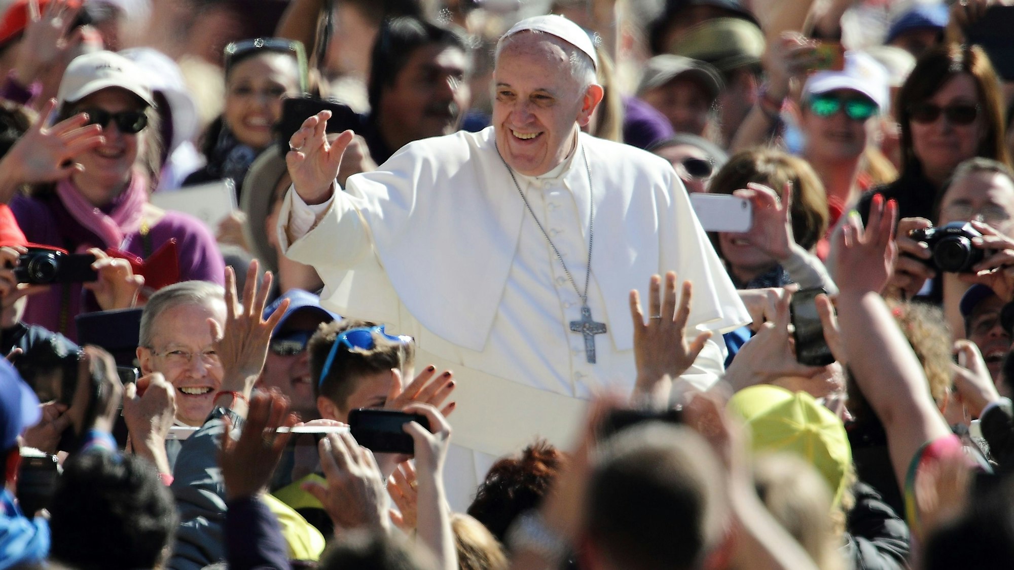ARCHIV - 22.04.2015, Vatikan, Staat Vatikanstadt: Papst Franziskus während seiner Generalaudienz am Mittwoch auf dem Petersplatz im Vatikan. Das Oberhaupt der römisch-katholischen Kirche starb laut Vatikan am Ostermontag im Alter von 88 Jahren. Foto: Evandro Inetti/ZUMA Wire/dpa +++ dpa-Bildfunk +++