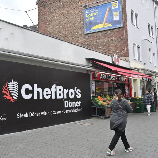 Auf einer Werbetafel auf der Hauptstraße steht „ChefBro´s Döner, Steak Döner wie nie zuvor - Demnächst hier!“