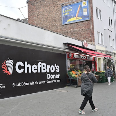 Auf einer Werbetafel auf der Hauptstraße steht „ChefBro´s Döner, Steak Döner wie nie zuvor - Demnächst hier!“