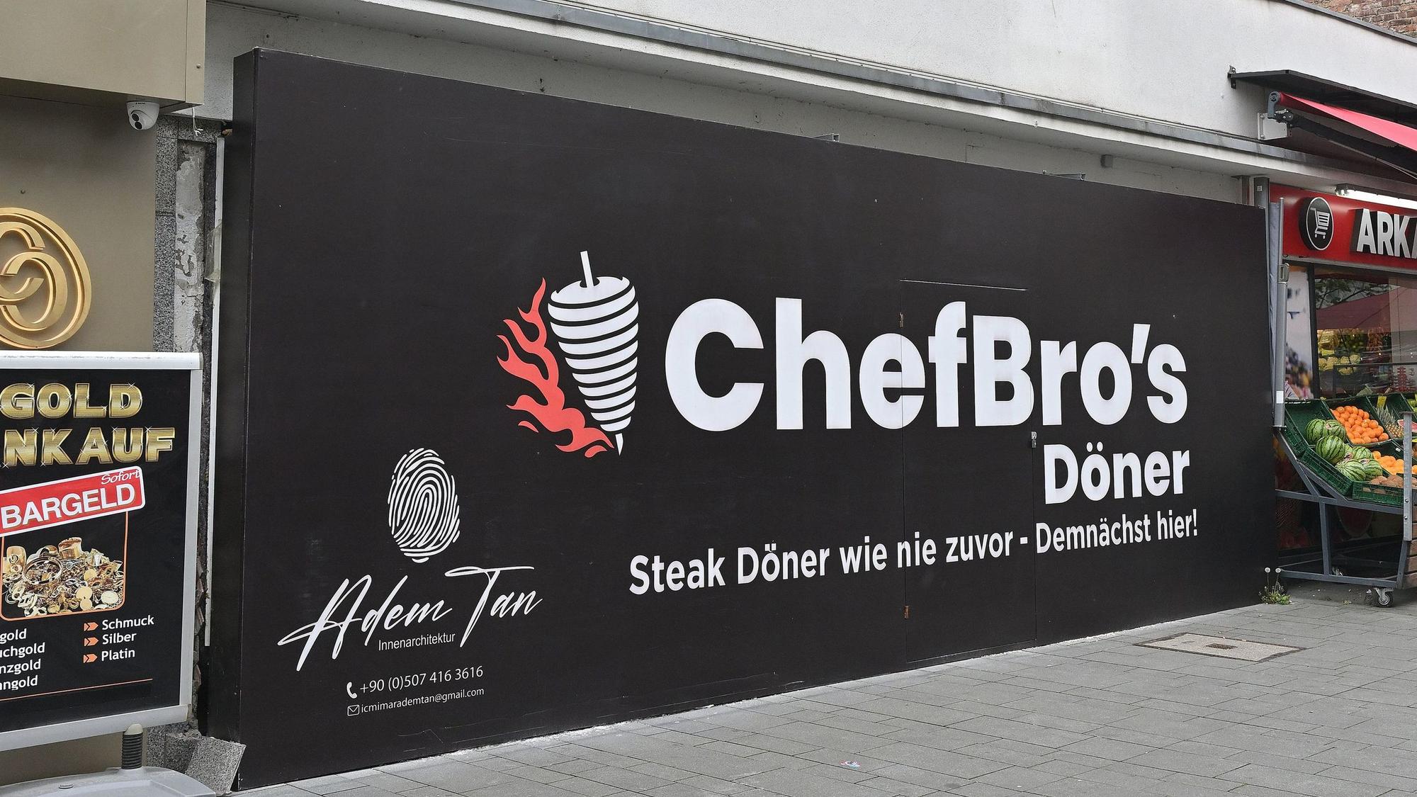 Auf einer Werbetafel auf der Hauptstraße steht „ChefBro´s Döner, Steak Döner wie nie zuvor - Demnächst hier!“