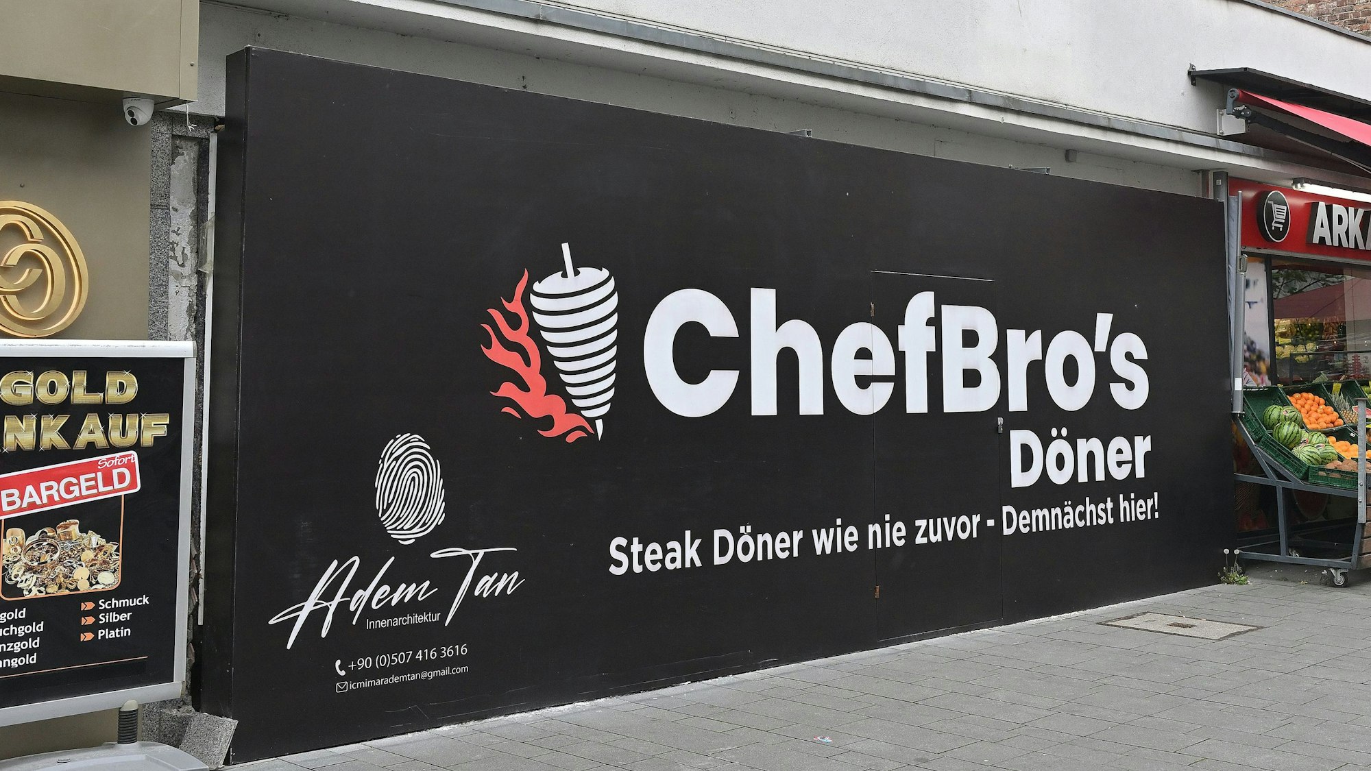 Auf einer Werbetafel auf der Hauptstraße steht „ChefBro´s Döner, Steak Döner wie nie zuvor - Demnächst hier!“