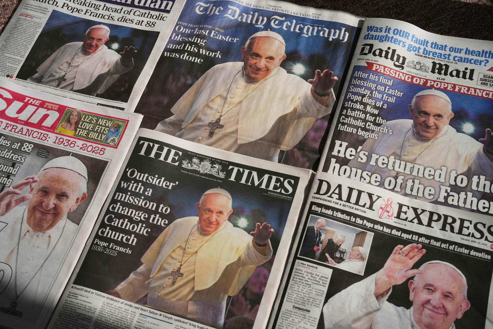 22.04.2025, Großbritannien, London: Papst Franziskus ist nach seinem Tod am Vortag auf den Titeln von Zeitungen in London zu sehen. Das Oberhaupt der römisch-katholischen Kirche starb am Ostermontag im Alter von 88 Jahren im Vatikan. Foto: Kin Cheung/AP/dpa +++ dpa-Bildfunk +++