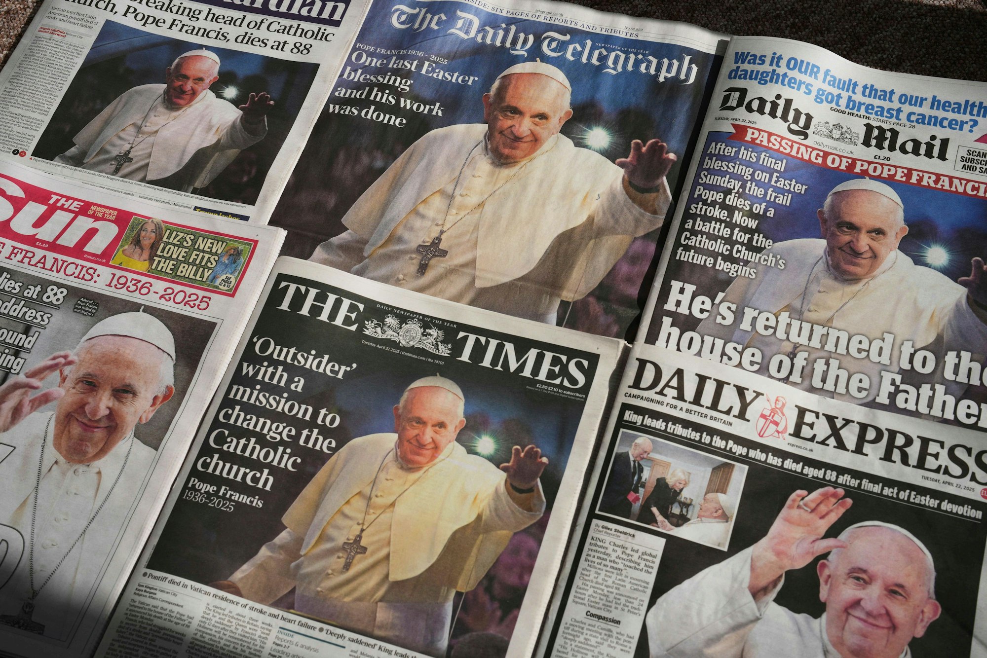 22.04.2025, Großbritannien, London: Papst Franziskus ist nach seinem Tod am Vortag auf den Titeln von Zeitungen in London zu sehen. Das Oberhaupt der römisch-katholischen Kirche starb am Ostermontag im Alter von 88 Jahren im Vatikan. Foto: Kin Cheung/AP/dpa +++ dpa-Bildfunk +++