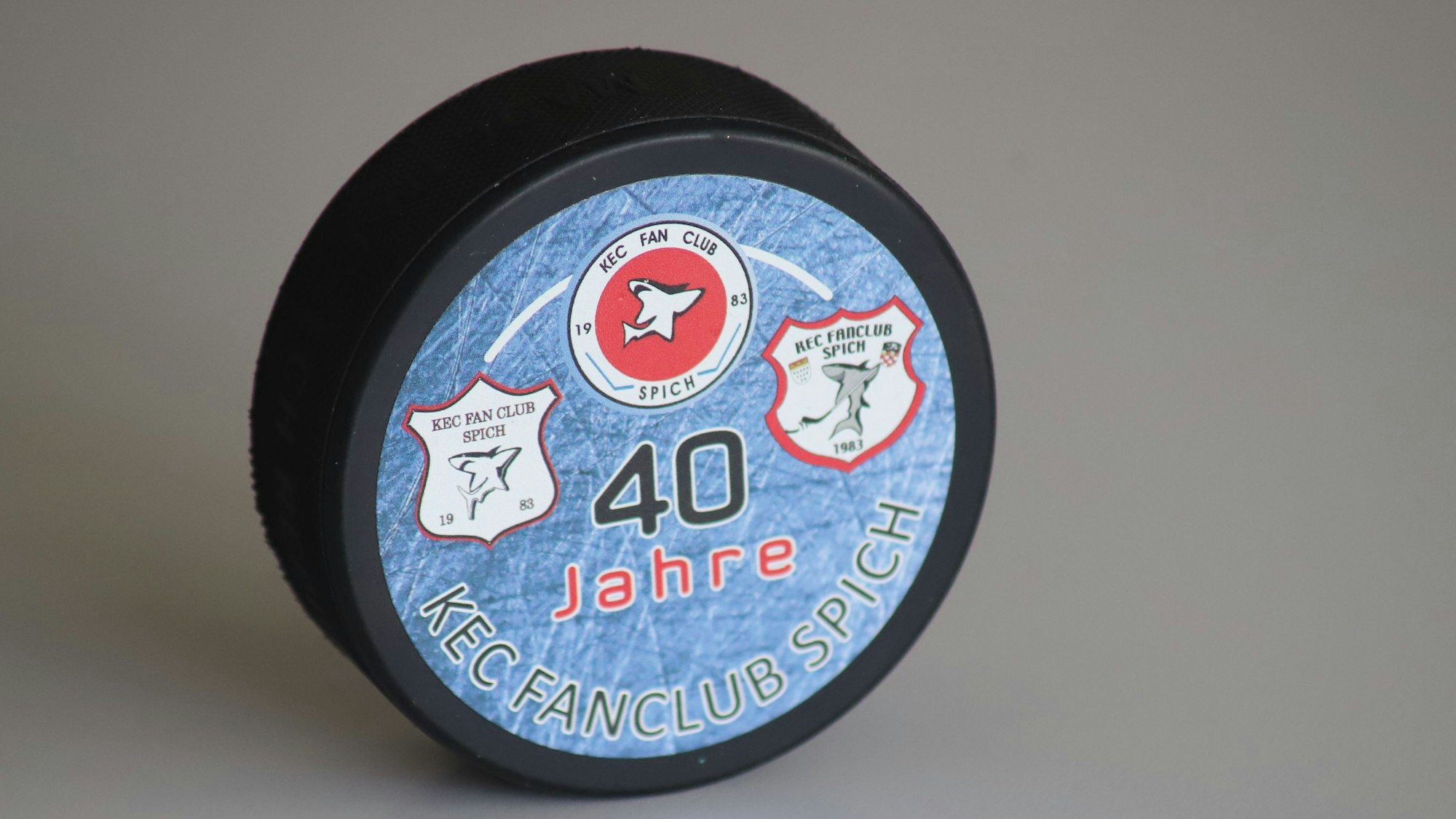 Der KEC Fanclub Spich hat sogar einen eigenen Puck gestaltet.