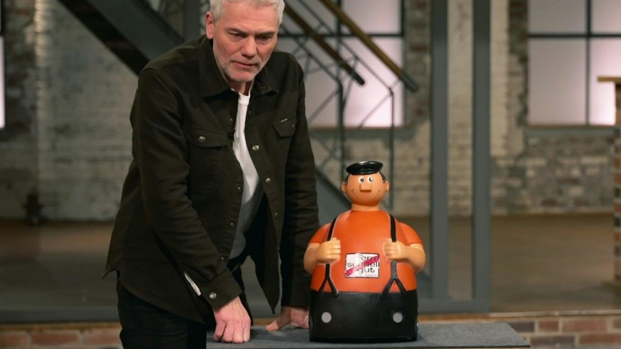 Christian Vechtel nimm den „Brummi“ bei „Bares für Rares“ genau unter die Lupe.