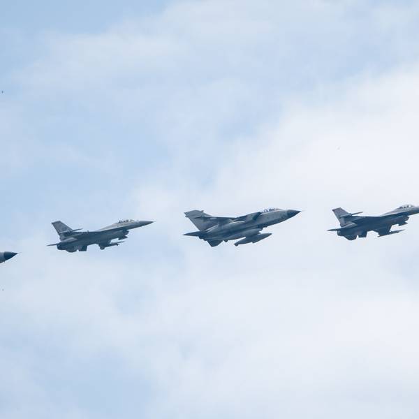 Tornado mit F16 Kampfjets in enger Formation am Himmel (Archivfoto).