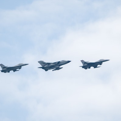 Tornado mit F16 Kampfjets in enger Formation am Himmel (Archivfoto).