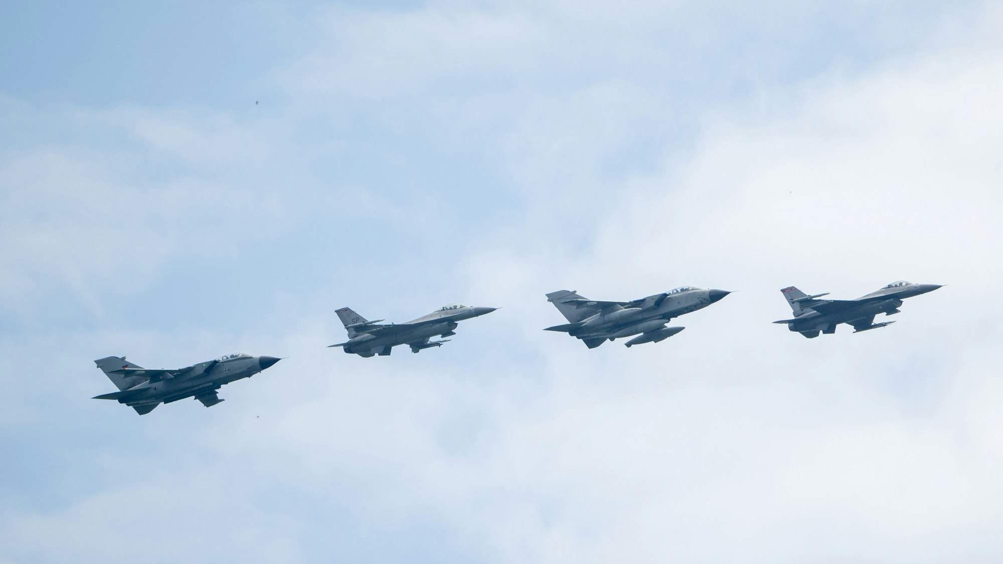 Tornado mit F16 Kampfjets in enger Formation am Himmel (Archivfoto).