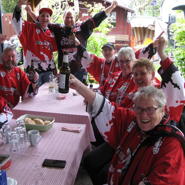 Viel Spaß haben die Fanclub-Mitglieder immer. Zum Rudelgucken trafen sich (v.l.) Angelika Mertens, Wulli Vogel, Dirk Walsdorf, Fabian Schmidt, Ralli Milatz, Rita Jany, Petra Hilgenstock und Carmen Ercken.