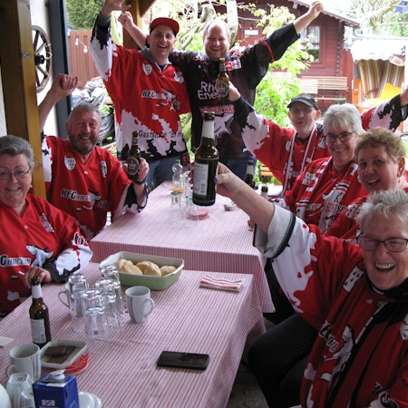 Viel Spaß haben die Fanclub-Mitglieder immer. Zum Rudelgucken trafen sich (v.l.) Angelika Mertens, Wulli Vogel, Dirk Walsdorf, Fabian Schmidt, Ralli Milatz, Rita Jany, Petra Hilgenstock und Carmen Ercken.
