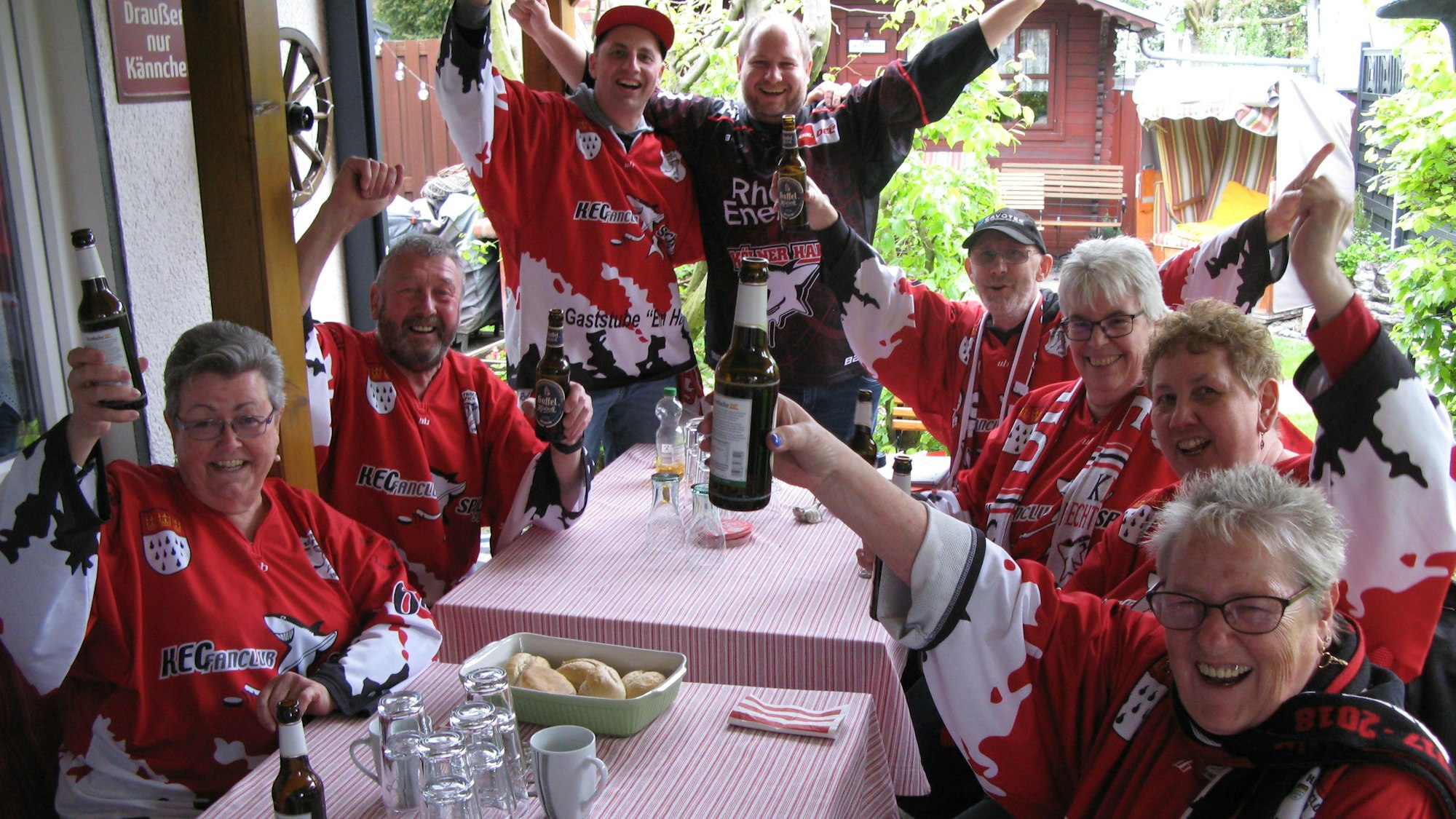 Viel Spaß haben die Fanclub-Mitglieder immer. Zum Rudelgucken trafen sich (v.l.) Angelika Mertens, Wulli Vogel, Dirk Walsdorf, Fabian Schmidt, Ralli Milatz, Rita Jany, Petra Hilgenstock und Carmen Ercken.