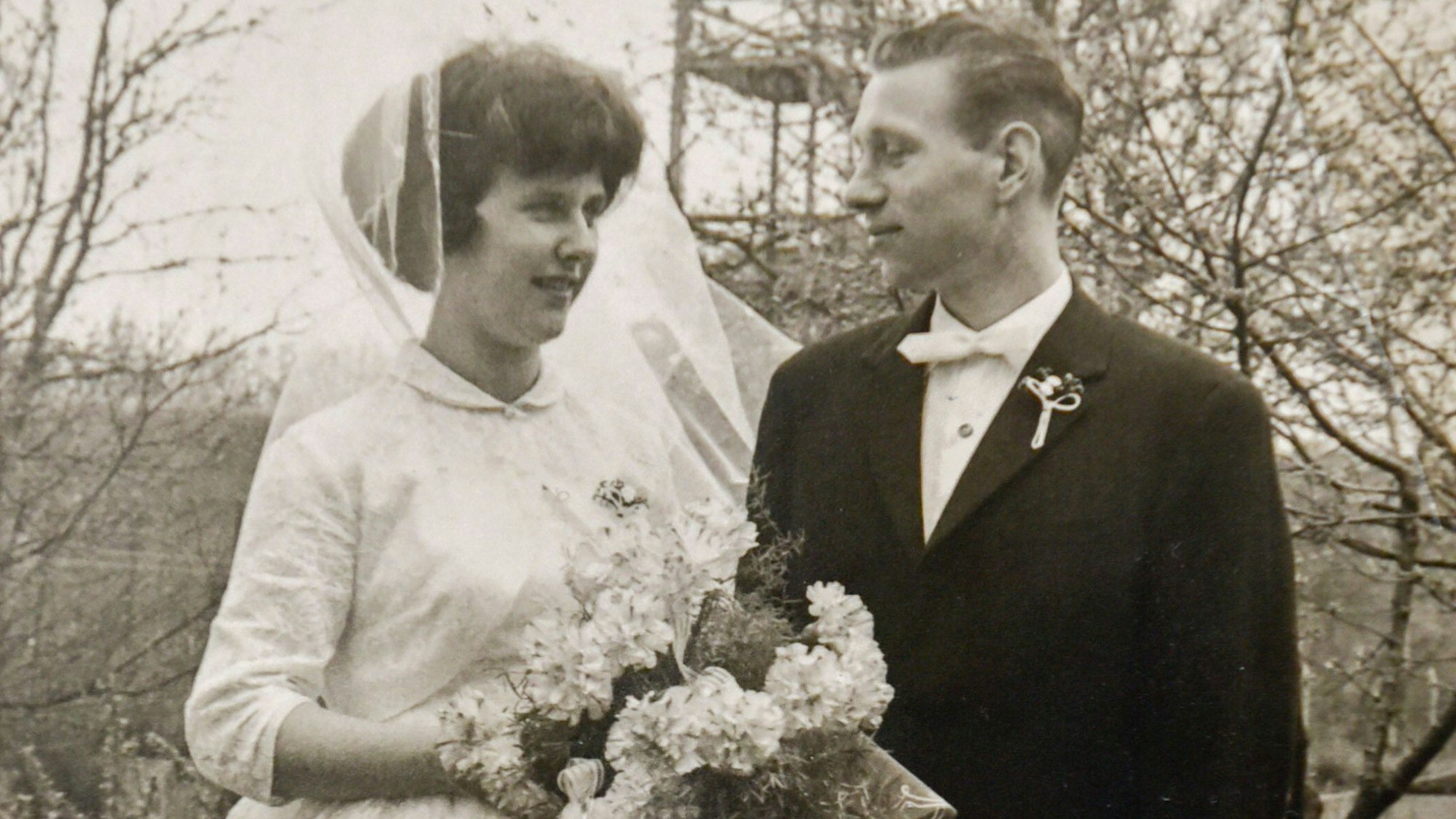 Ein Ehepaar am Tag seiner Hochzeit in schwarz-weiß.