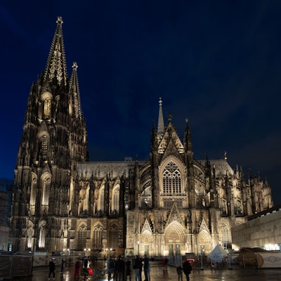 Die neue LED-Beleuchtung soll energiesparend sein und die Architektur der gotischen Kathedrale hervorheben. Am neuen Beleuchtungskonzept gibt es aber auch Kritik.