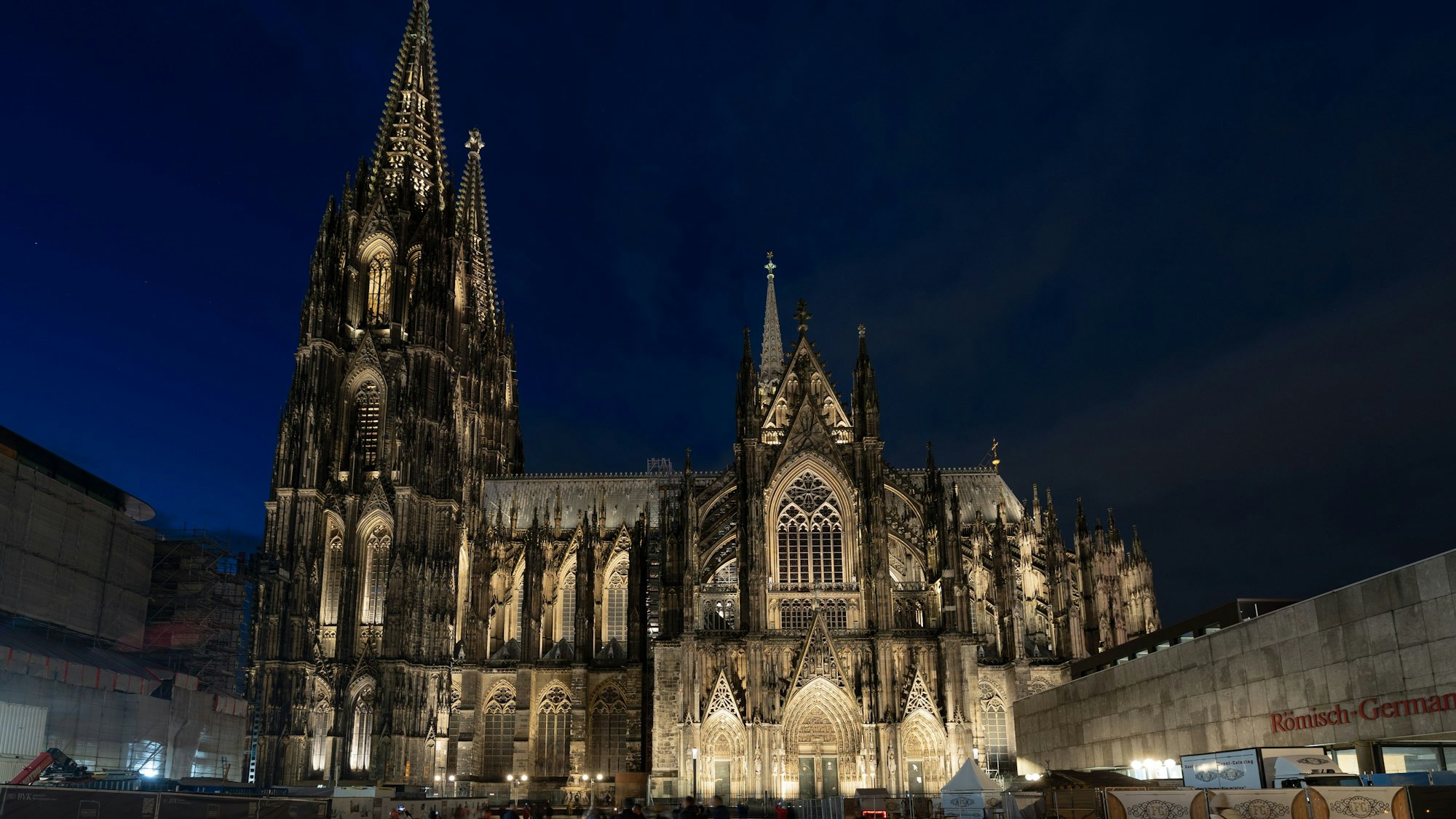 Die neue LED-Beleuchtung soll energiesparend sein und die Architektur der gotischen Kathedrale hervorheben. Am neuen Beleuchtungskonzept gibt es aber auch Kritik.