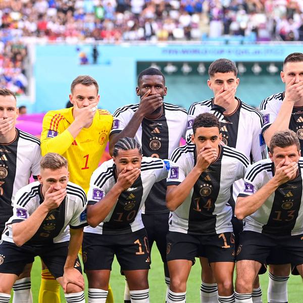 Bei der Fußball WM 2022 hält sich das deutsche Protest gegen Menschenrechtsverletzungen in Katar beim Teamfoto den Mund zu.