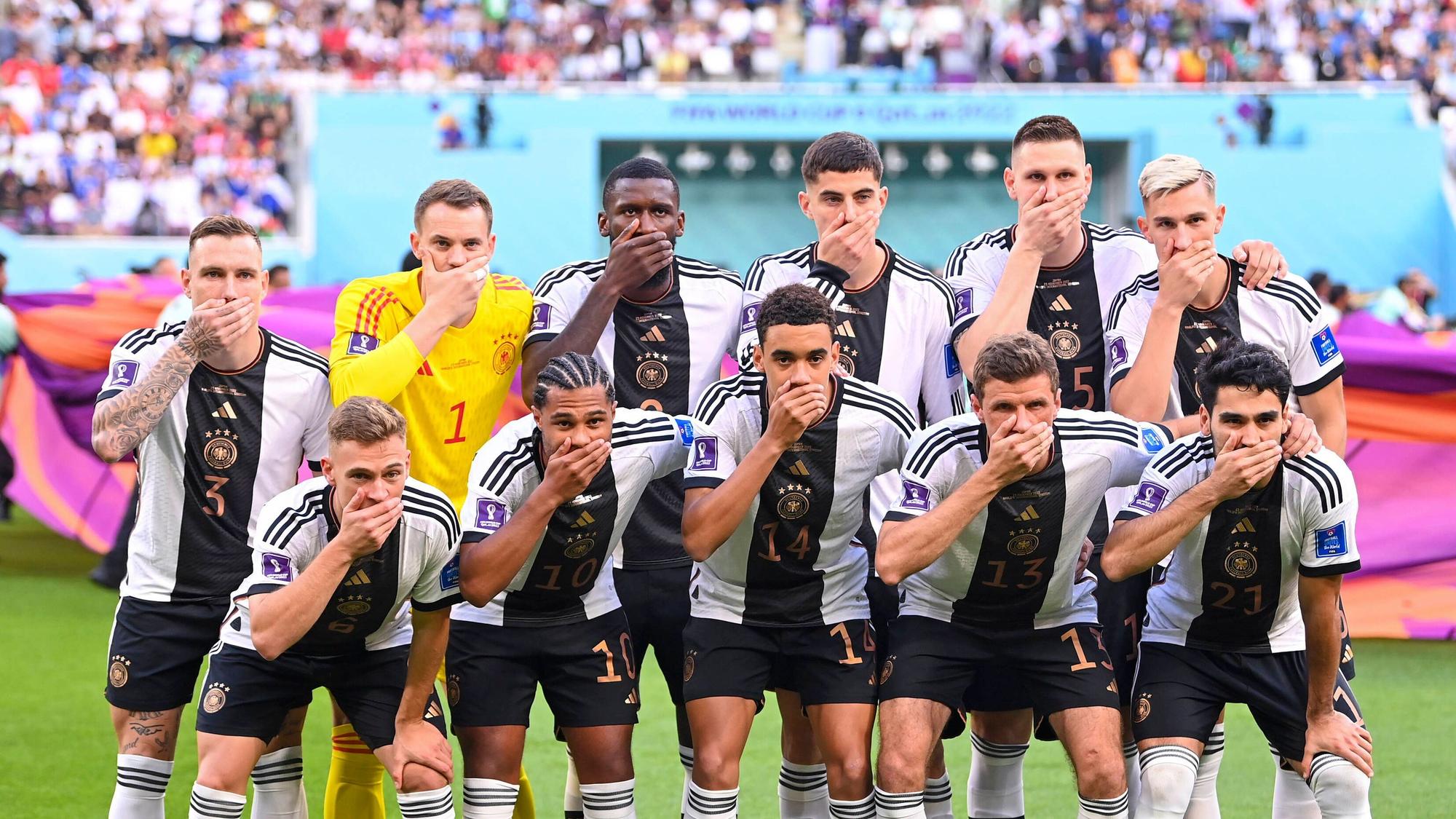 Bei der Fußball WM 2022 hält sich das deutsche Protest gegen Menschenrechtsverletzungen in Katar beim Teamfoto den Mund zu.