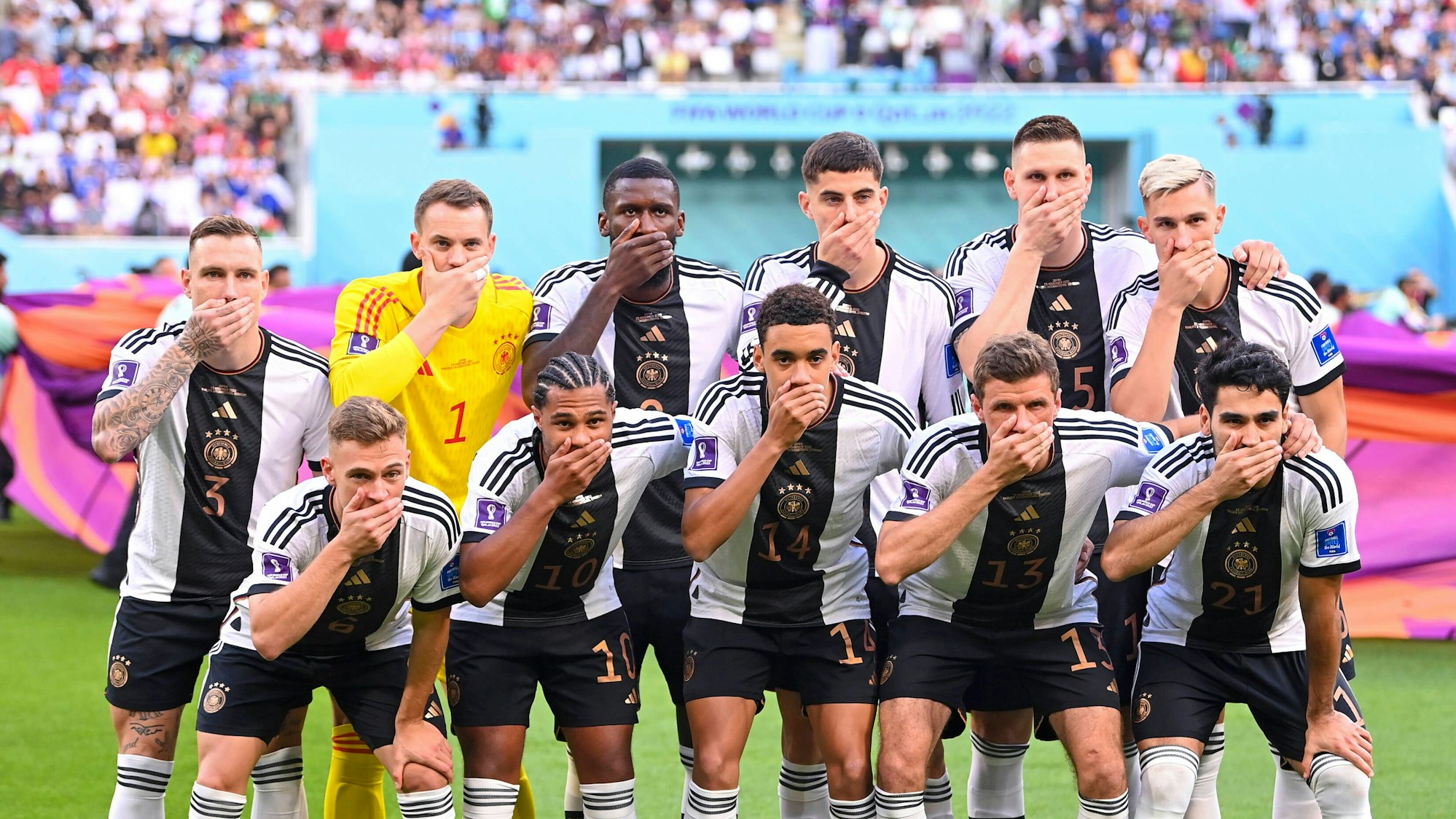 Bei der Fußball WM 2022 hält sich das deutsche Protest gegen Menschenrechtsverletzungen in Katar beim Teamfoto den Mund zu.