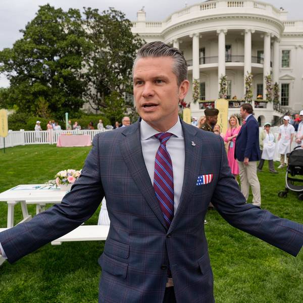 Das Bild zeigt US-Verteidigungsminister Pete Hegseth beim traditionellen Osterrollen im Garten des Weißen Haus. Foto: Alex Brandon/AP/dpa +++ dpa-Bildfunk +++
