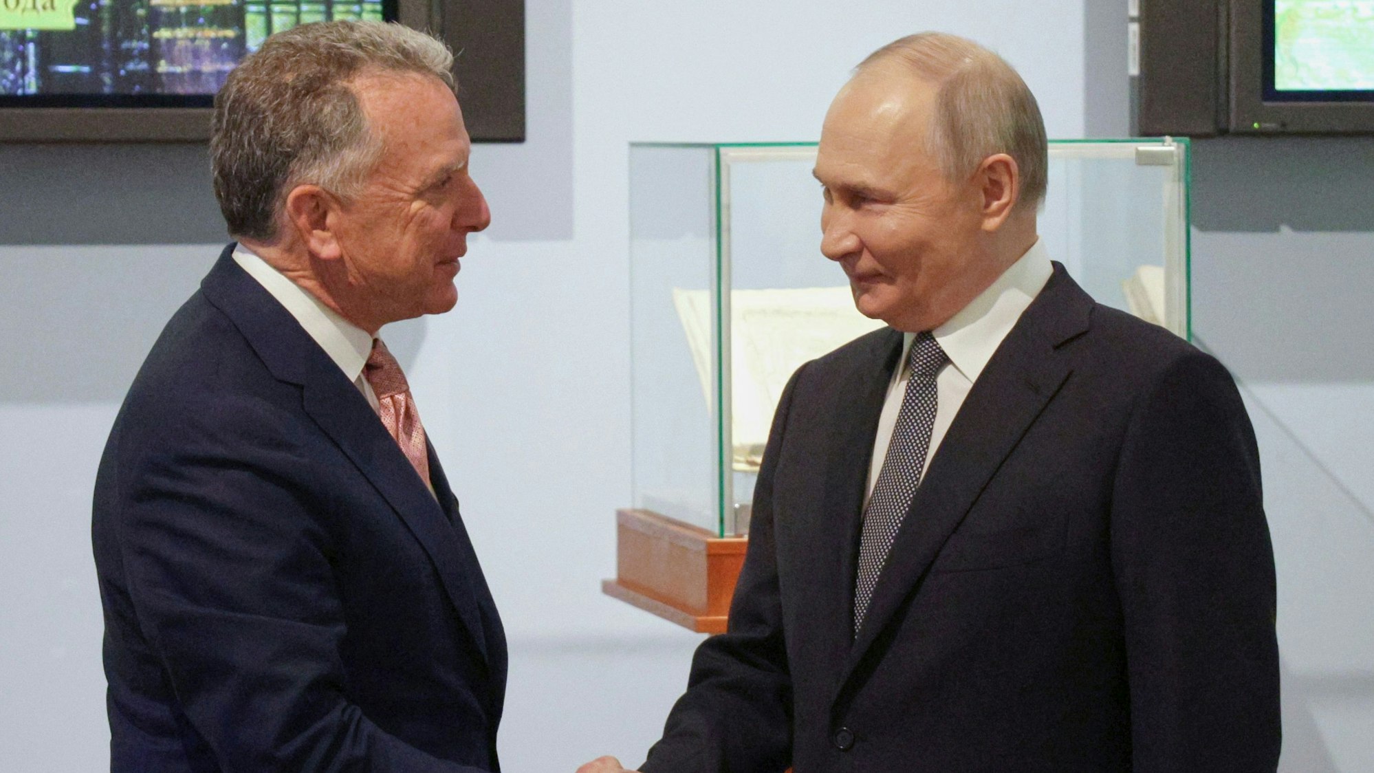 ARCHIV - 11.04.2025, Russland, St. Petersburg: Auf diesem von der staatlichen russischen Nachrichtenagentur Sputnik via AP veröffentlichten Foto, begrüßen sich der russische Präsident Wladimir Putin (r) und der Sondergesandte von US-Präsident Trump, Steve Witkoff, vor ihren Gesprächen. (zu dpa: «Weißes Haus: Witkoff will erneut mit Putin in Moskau reden») Foto: Gavriil Grigorov/Pool Sputnik Kremlin/AP/dpa +++ dpa-Bildfunk +++