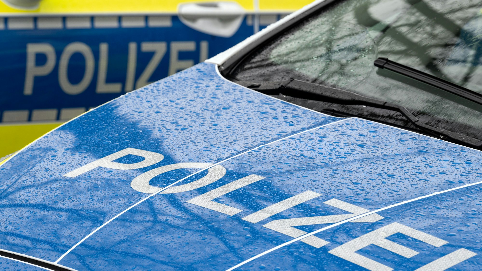 Der Schriftzug „Polizei“ auf der Kühlerhaube eines Autos.