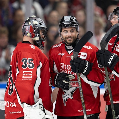 Das Foto zeigt Spieler der Kölner Haie beim während eines Play-Off-Halbfinales gegen den ERC Ingolstadt Anfang April. Foto: xBEAUTIFULxSPORTS/AndreasxDickx / IMAGO/Beautiful Sports