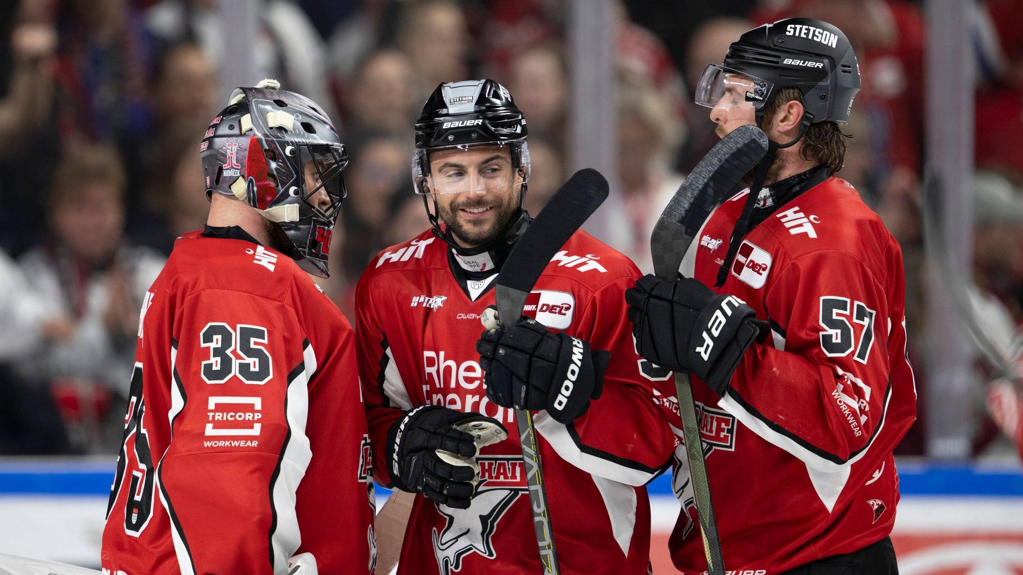 Das Foto zeigt Spieler der Kölner Haie beim während eines Play-Off-Halbfinales gegen den ERC Ingolstadt Anfang April. Foto: xBEAUTIFULxSPORTS/AndreasxDickx / IMAGO/Beautiful Sports