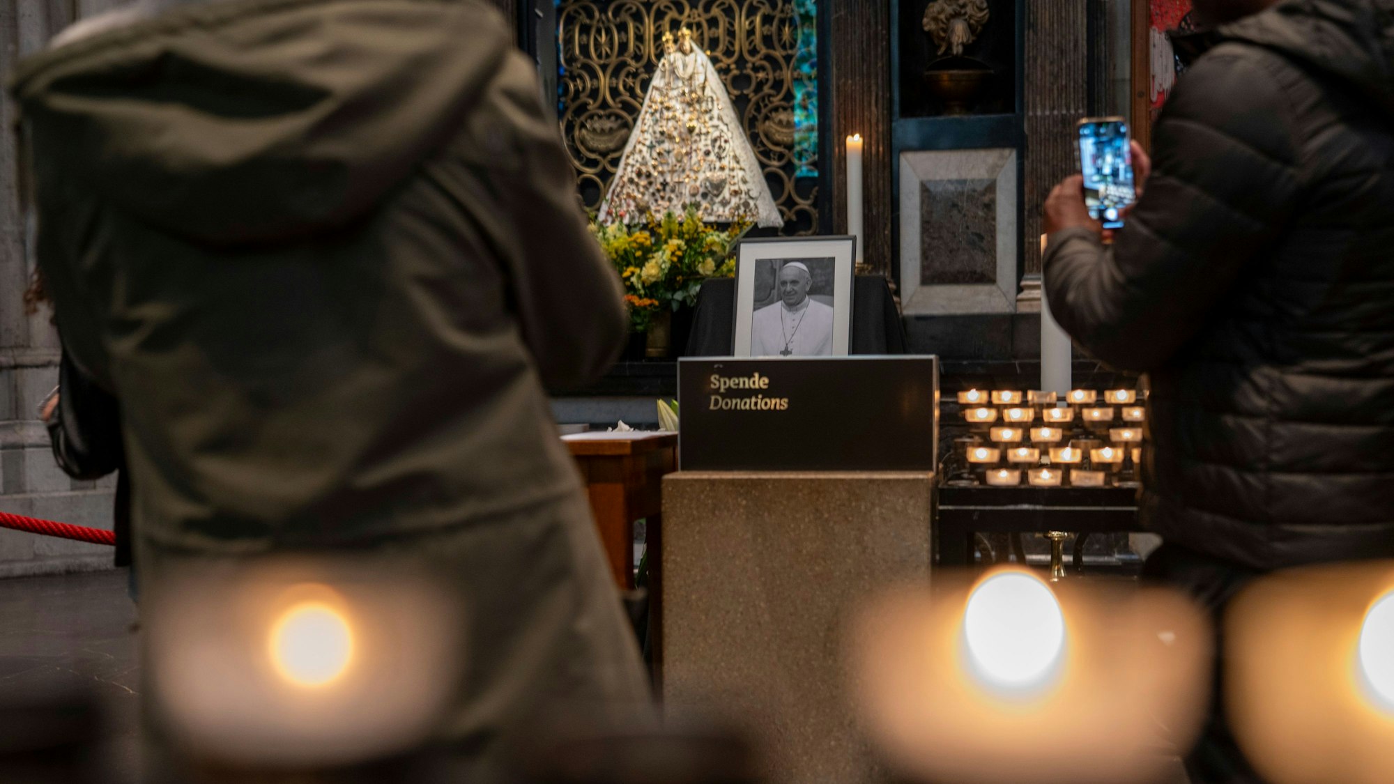 21.04.2025, Köln: Im Dom liegt ein Kondulenzbuch aus. Papst Franzikus ist tot. Foto: Uwe Weiser
