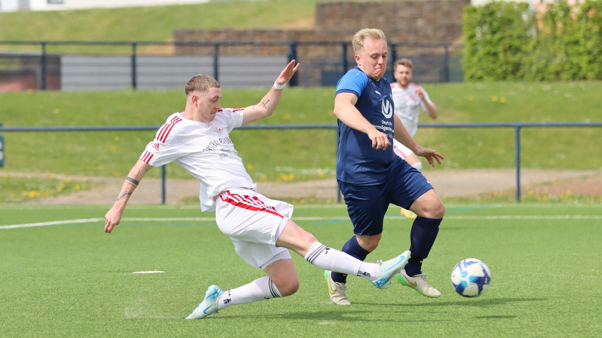Versucht mit einem langen Bein an den Ball zu kommen: Zülpichs Dominik Spies.
