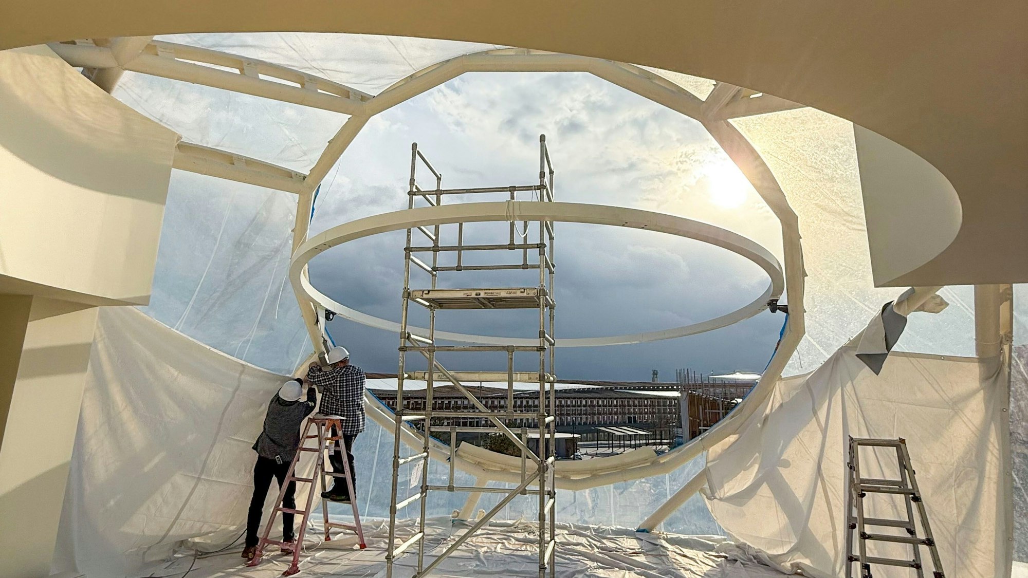 Zu sehen ist ein runder Pavillon im Bau.