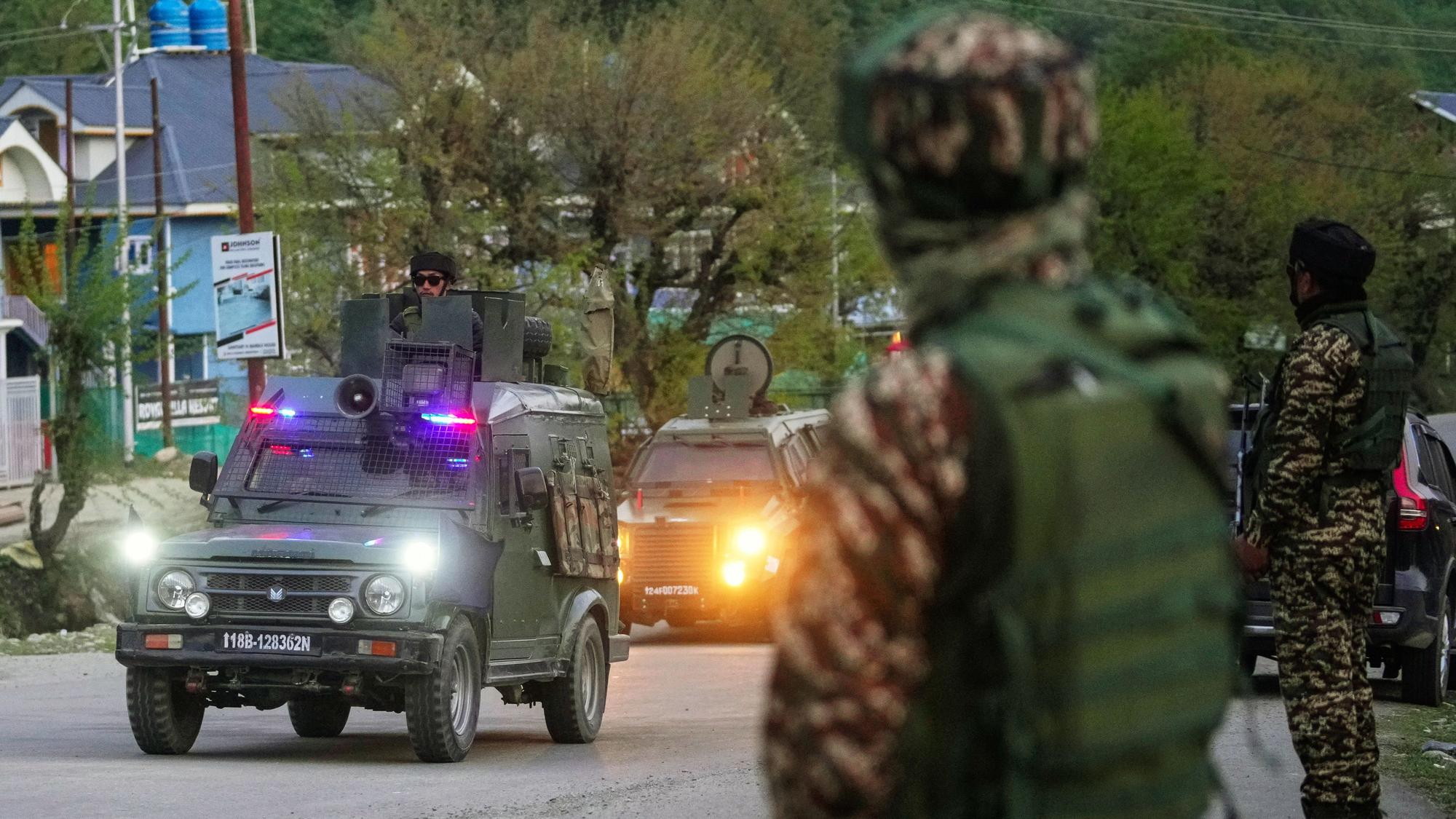22.04.2025, Indien, Pahalgam: Indische Sicherheitsbeamte patrouillieren in einem gepanzerten Fahrzeug in der Nähe von Pahalgam im Süden Kaschmirs, nachdem Angreifer wahllos das Feuer auf Touristen im indisch kontrollierten Kaschmir eröffnet haben. Foto: Dar Yasin/AP/dpa +++ dpa-Bildfunk +++