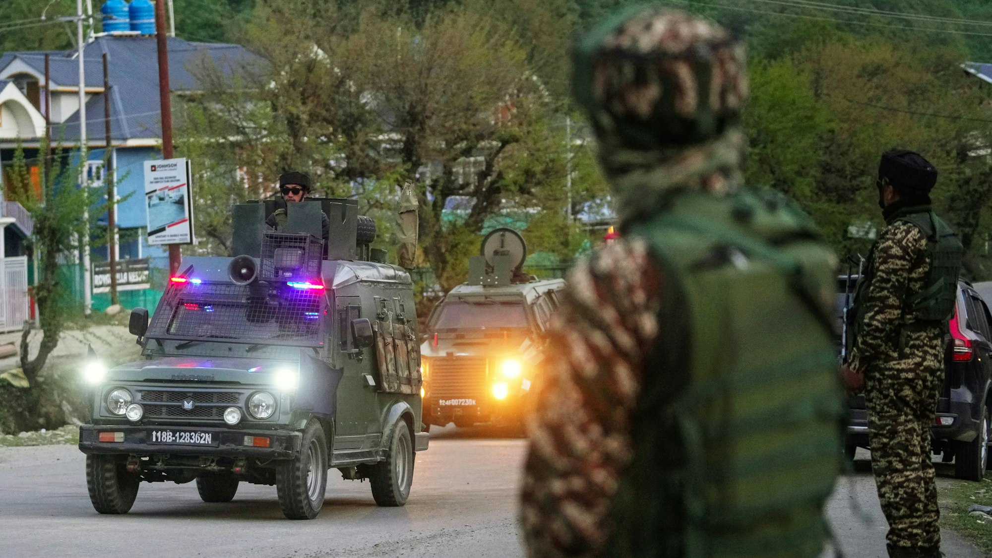 22.04.2025, Indien, Pahalgam: Indische Sicherheitsbeamte patrouillieren in einem gepanzerten Fahrzeug in der Nähe von Pahalgam im Süden Kaschmirs, nachdem Angreifer wahllos das Feuer auf Touristen im indisch kontrollierten Kaschmir eröffnet haben. Foto: Dar Yasin/AP/dpa +++ dpa-Bildfunk +++