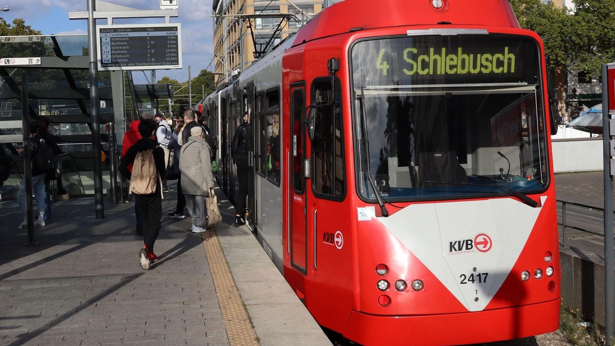 Zu sehen ist eine Stadtbahn der Linie 4 am Wiener Platz sowie Fahrgäste, die ein- und aussteigen.