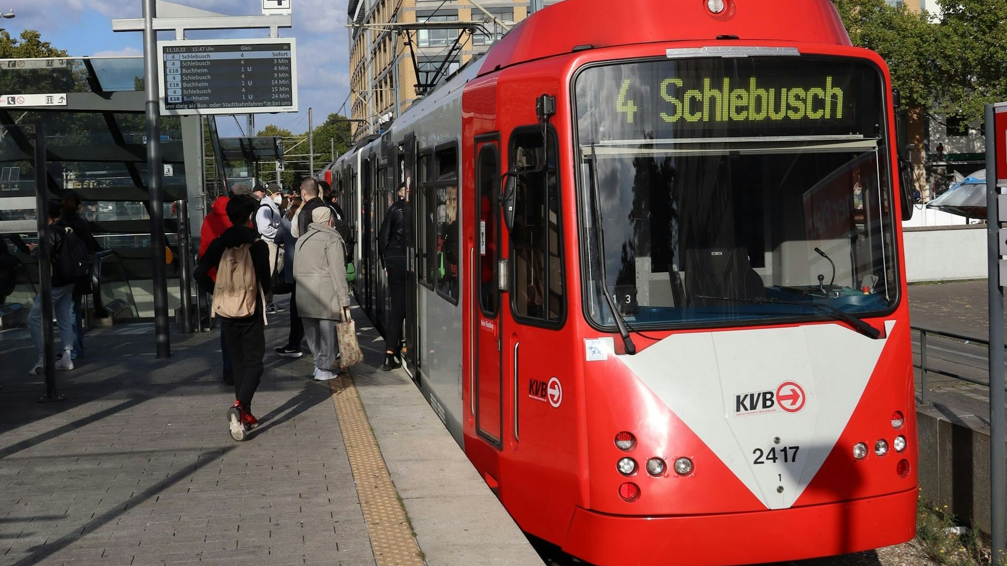 Zu sehen ist eine Stadtbahn der Linie 4 am Wiener Platz sowie Fahrgäste, die ein- und aussteigen.