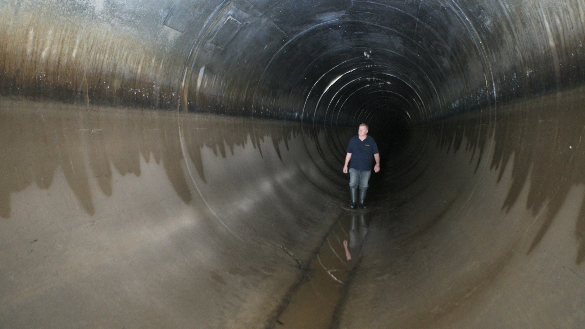 Ein Mitarbeiter des Wupperverbands geht durch den Sülzüberleitungsstollen der Großen Dhünn-Talsperre.