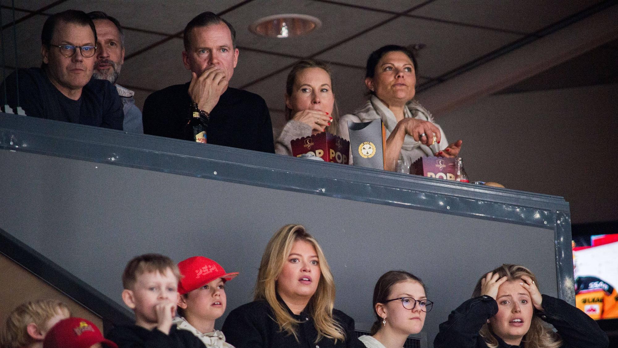 Prinz Daniel (oben, l), Kronprinzessin Victoria (oben, r), Prinz Oscar (unten, 2vl) und Prinzessin Estelle (unten, 2vr) fiebern beim Eishockeyspiel mit.