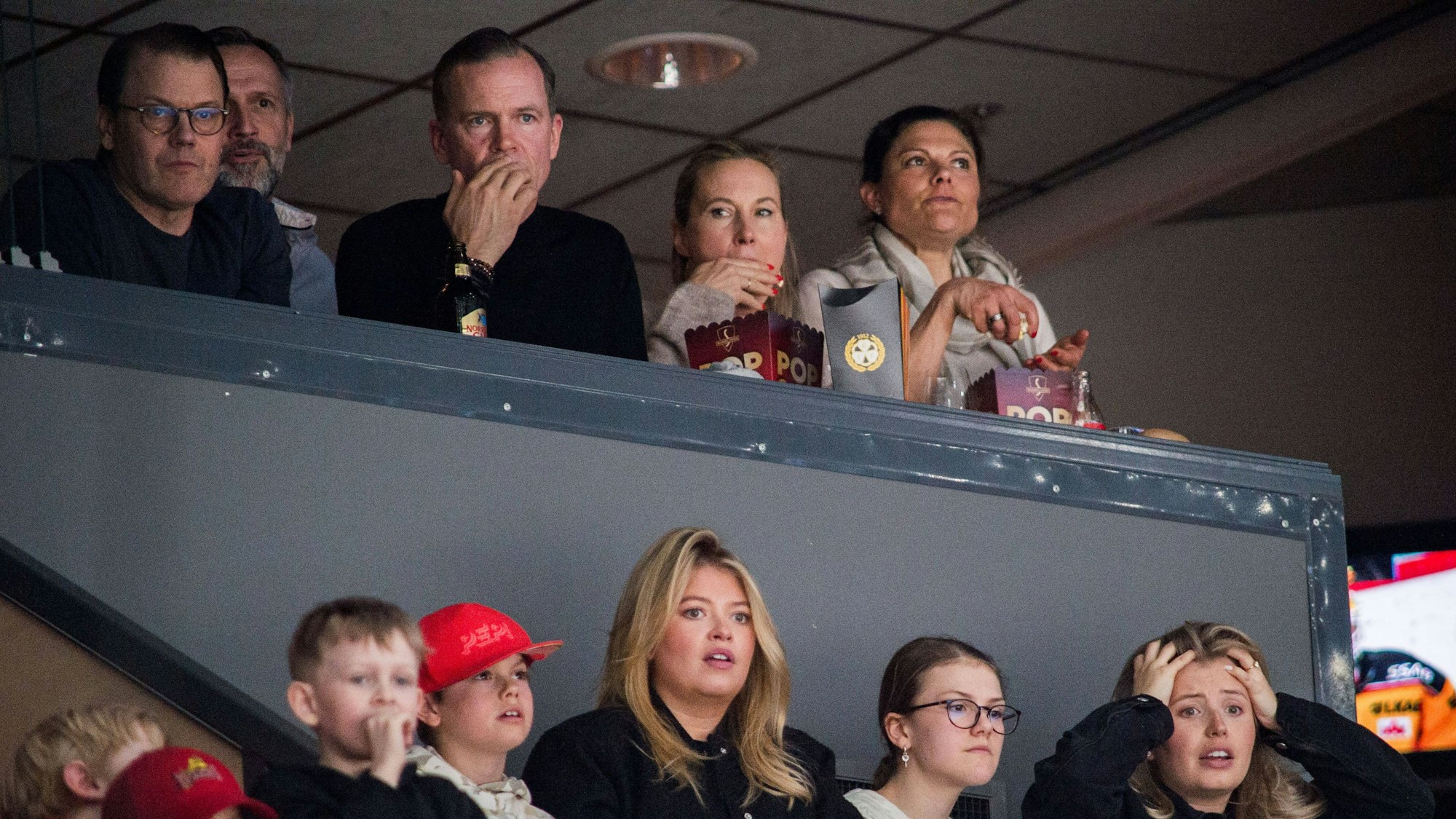 Prinz Daniel (oben, l), Kronprinzessin Victoria (oben, r), Prinz Oscar (unten, 2vl) und Prinzessin Estelle (unten, 2vr) fiebern beim Eishockeyspiel mit.