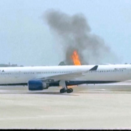 Flammen schlagen aus einem Airbus der Delta Air Lines auf dem Orlando International Airport.