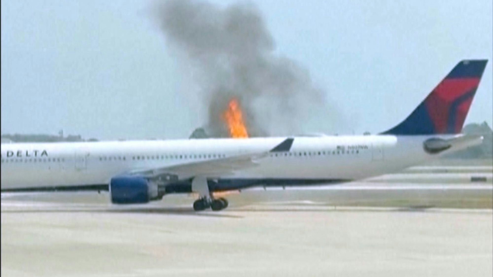 Flammen schlagen aus einem Airbus der Delta Air Lines auf dem Orlando International Airport.