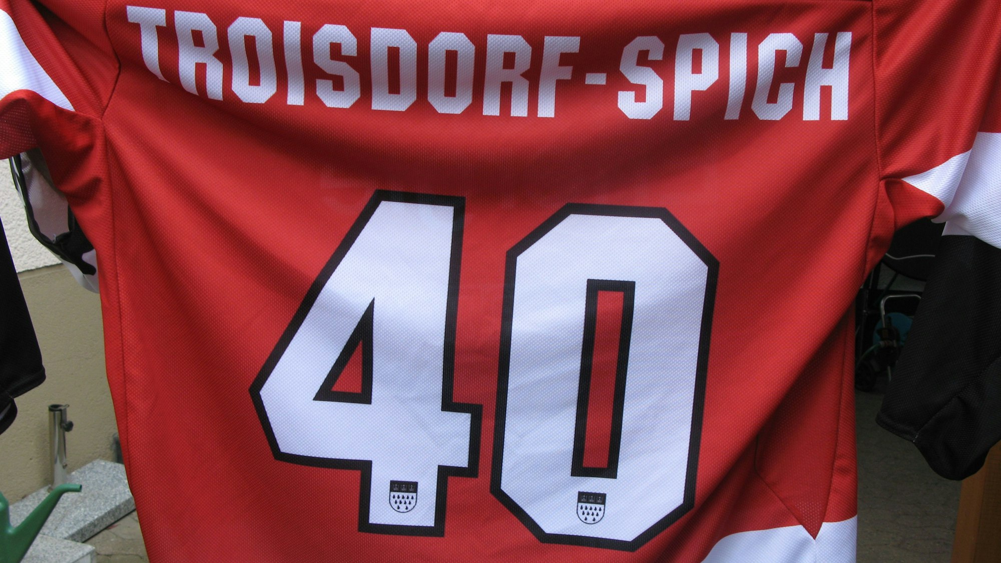 In Ehren gehalten wird das Trikot, das der Fanclub 2023 zum 40-jährigen Bestehen vom KEC geschenkt bekommen hat.