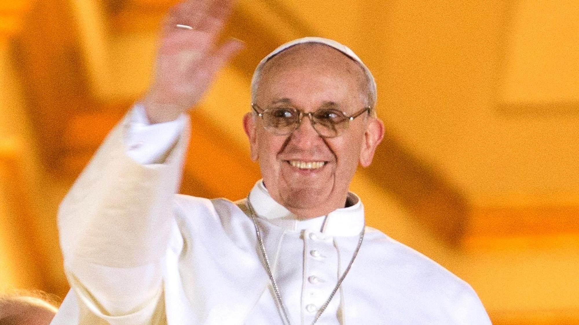Kardinal Jorge Mario Bergoglio winkt bei seinem ersten öffentlichen Auftritt als neuer Papst Franziskus im Vatikan vom Balkon des Petersdoms. Papst Franziskus wurde am 13. März 2013 zum Papst gewählt.