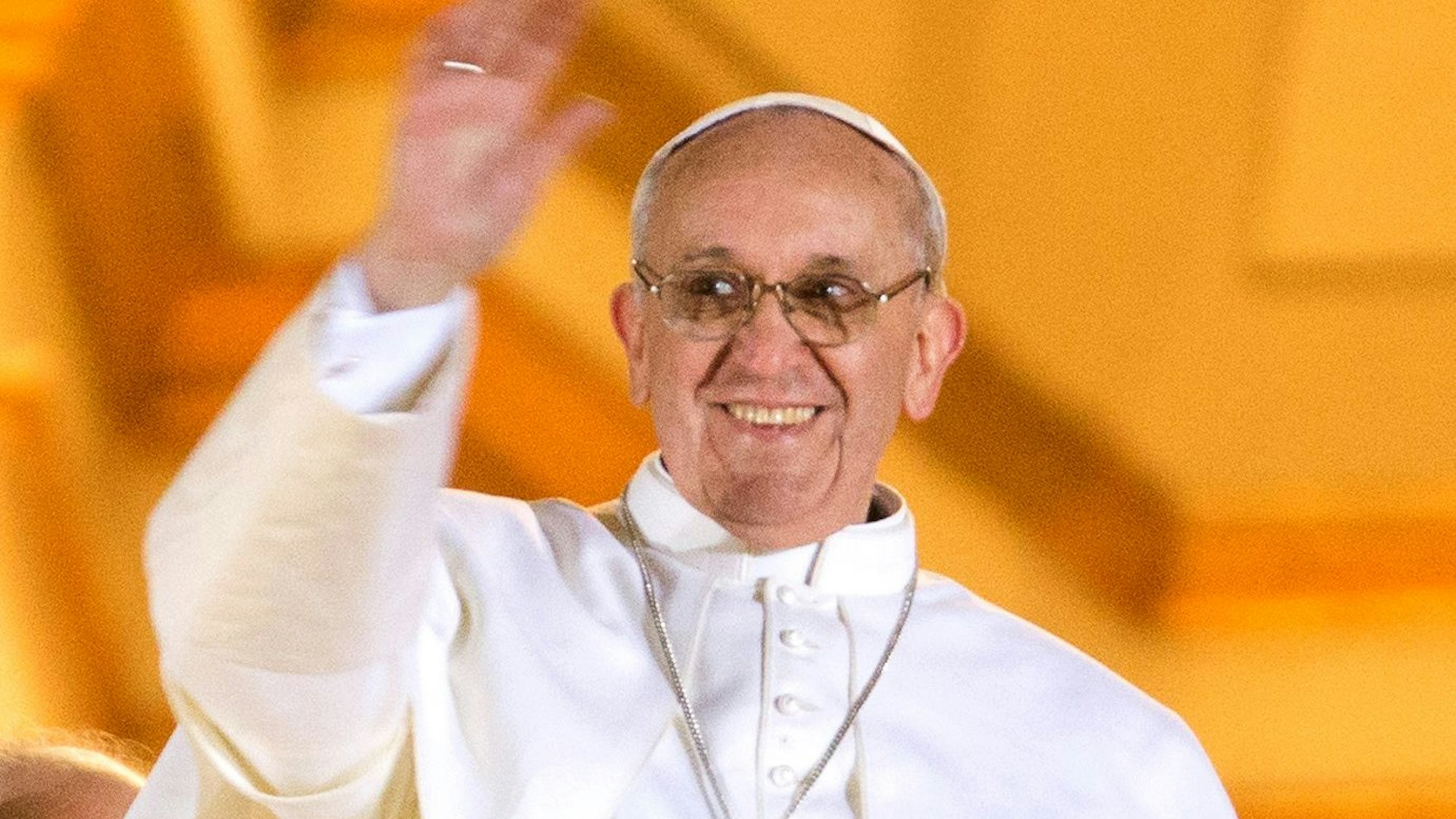 Kardinal Jorge Mario Bergoglio winkt bei seinem ersten öffentlichen Auftritt als neuer Papst Franziskus im Vatikan vom Balkon des Petersdoms. Papst Franziskus wurde am 13. März 2013 zum Papst gewählt.