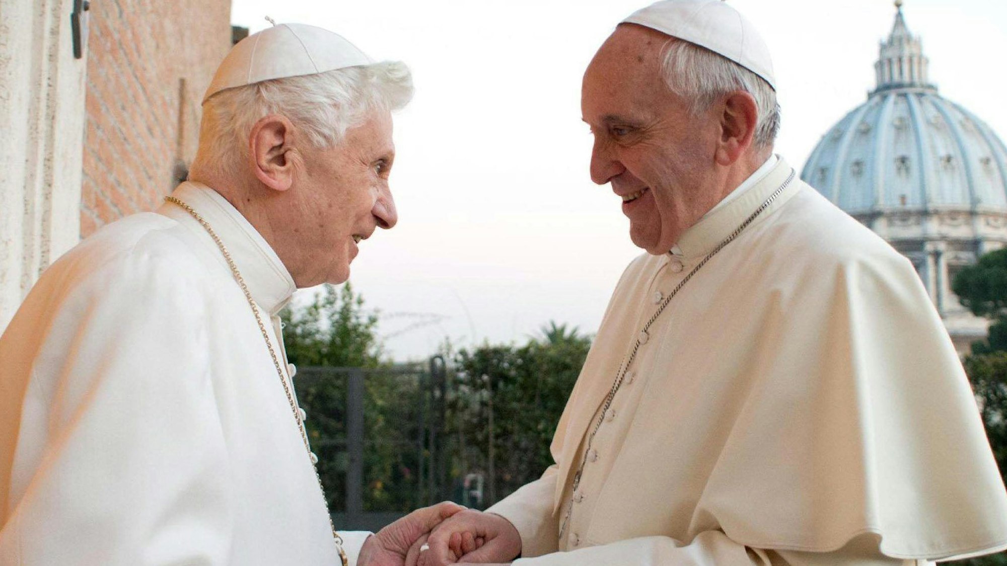 Ein vom Osservatore Romano bereitgestelltes Handout-Foto zeigt Papst Franziskus (r), der von seinem Vorgänger, dem emeritierten Papst Benedikt XVI., im Kloster «Mater Ecclesiae» in der Vatikanstadt begrüßt wird. Papst Franziskus wurde am 13. März 2013 zum Papst gewählt.