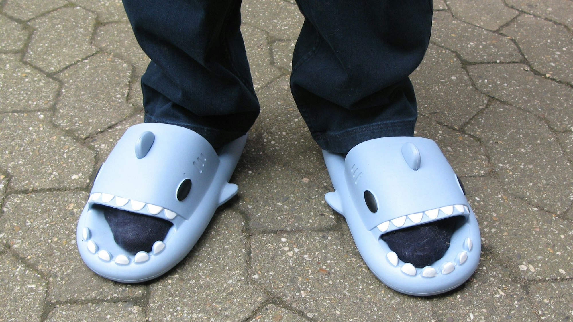 Haie-Fan vom Scheitel bis zur Sohle: Wulli Vogel hat ein Paar Haie-Badelatschen.