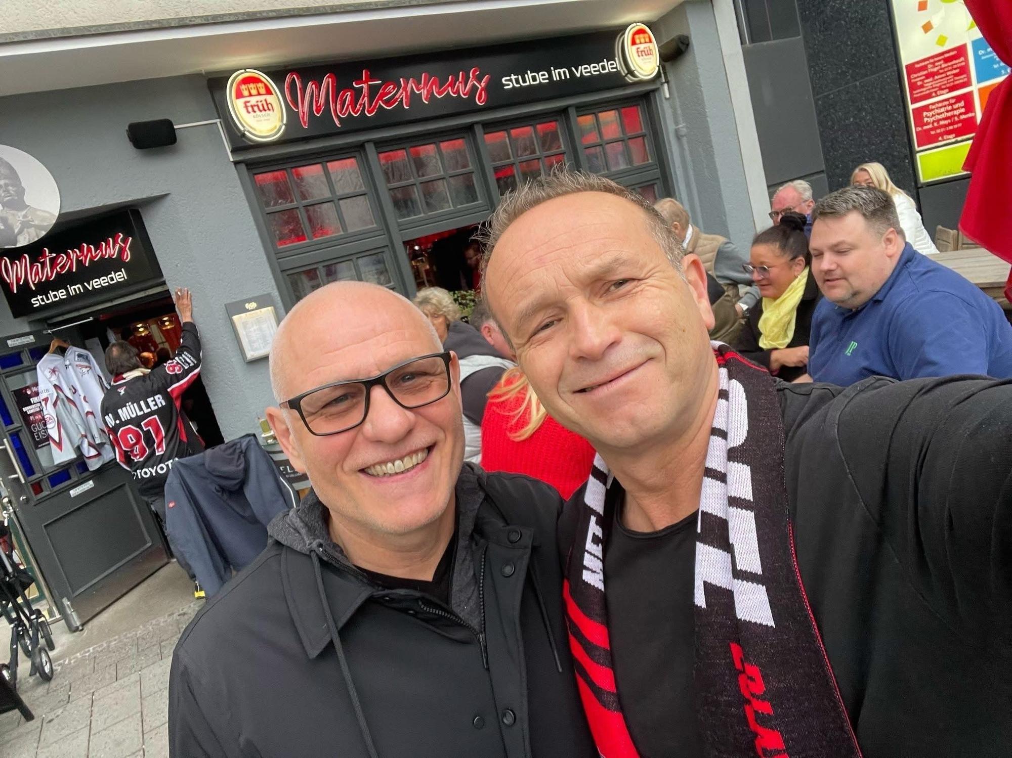 Dirk Lottner (r.) mit Eishockey-Legende Peter Draisaitl an Ostern in Rodenkirchen. Zusammen schauten sie sich das dritte Finalspiel der Kölner Haie an.