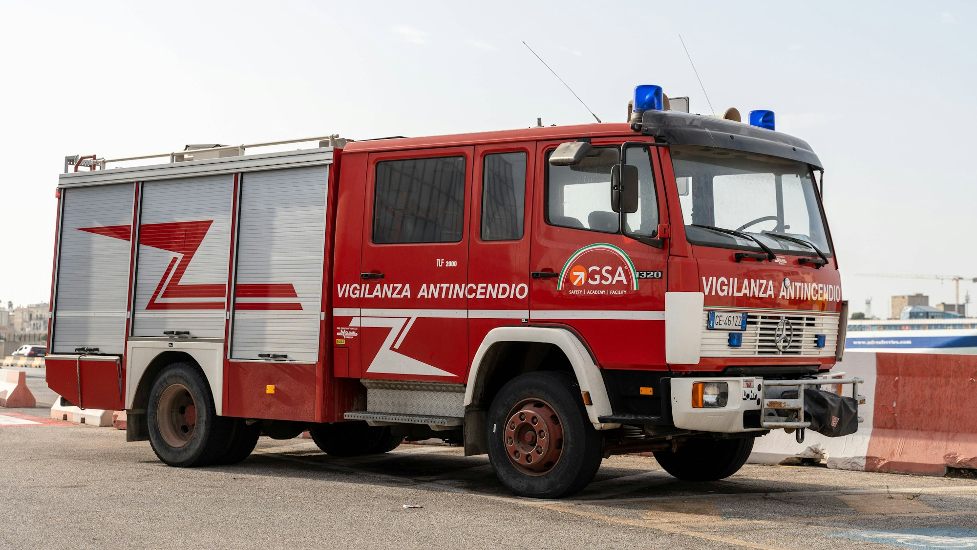 Bari, Italy - September 22, 2023: Fire engine of the Vigilanza Antincendio in Bari, Italy, ready for action. Symbolic image for fire protection and emergency assistance in urban areas *** Feuerwehrfahrzeug der Vigilanza Antincendio in Bari, Italien, bereit für den Einsatz. Symbolbild für Brandschutz und Notfallhilfe in städtischen Gebieten